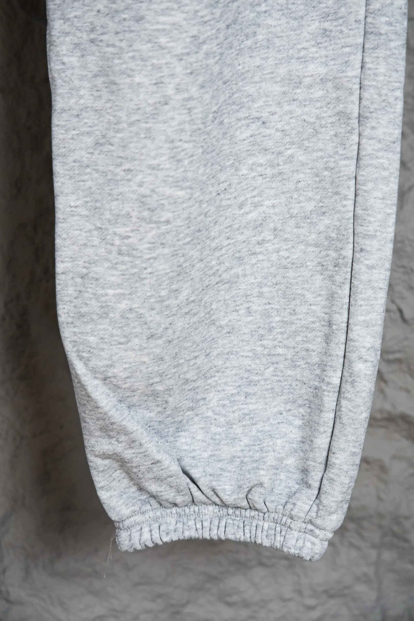 🅿️200 Style No.: M211 Ralph Lauren Ralph Lauren suit sweatpants. Pure cotton treated with anti-static technology. Does not stain dust and has no loose hair. The elastic waist is used with a drawstring. Very body-friendly. The cotton is comfortable and soft. The upper body is casual and free. Regular beveled double pockets on both sides. The white brand logo on the left trouser leg collides with the black of the trousers. Although it is small, it is quite recognizable. The brand adds a young and fashionable atmosphere to the original sense of luxury. It can be called a cold-proof weapon. A simple base layer is enough to resist the severe cold, making it more fluffy and warm. Color: Gray, Black, Navy SIZE: S-XL